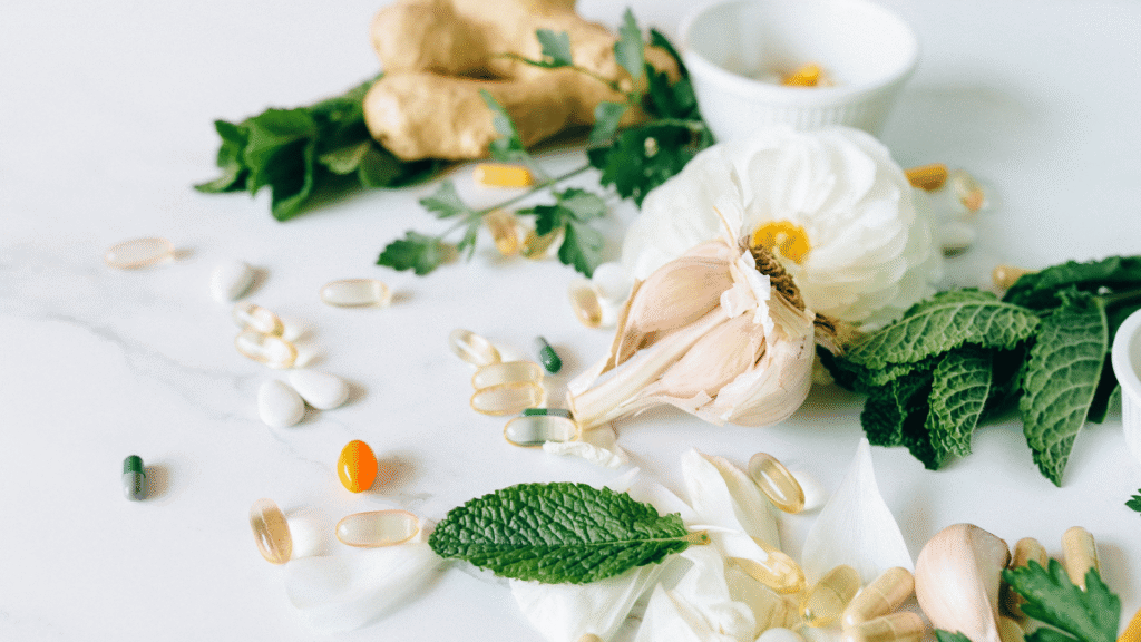Illustration of the liver surrounded by natural ingredients, symbolizing liver support through medicinal plants.