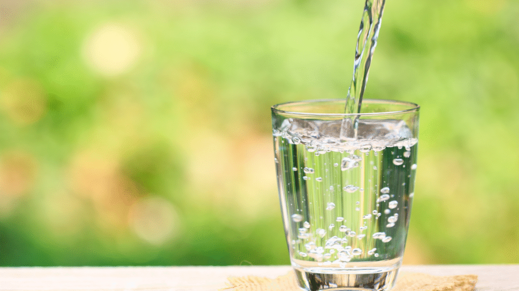 Checklist showing healthy liver habits like hydration, exercise, and supplementation with visual icons.